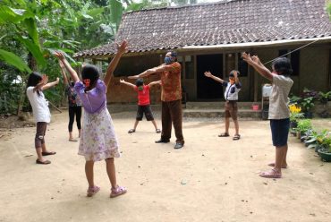 Foto Pengabdian Guru di Pegunungan Menoreh