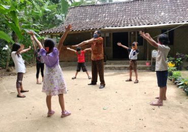 Foto Pengabdian Guru di Pegunungan Menoreh