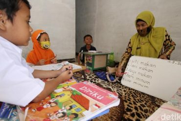 Guru SD di Solo Sambangi Rumah Muridnya Demi Pendidikan