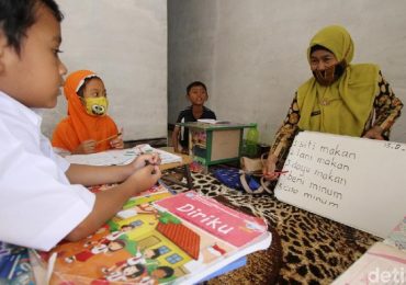 Guru SD di Solo Sambangi Rumah Muridnya Demi Pendidikan