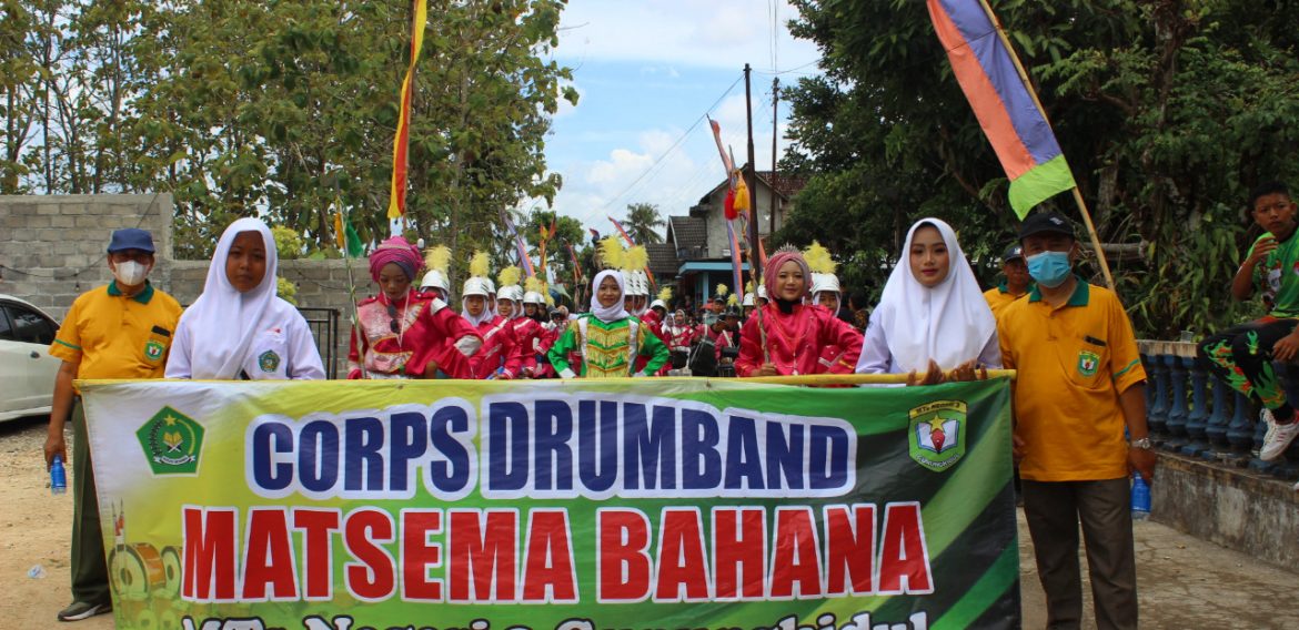 Meriahkan Bersih Dusun, Drum Band MTsN 3 Gunungkidul Tampil Memukau