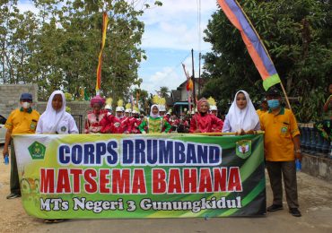 Meriahkan Bersih Dusun, Drum Band MTsN 3 Gunungkidul Tampil Memukau