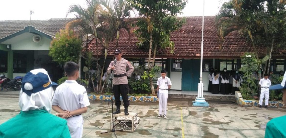 Sosialisasi Berbagai Aturan, Kanit Binmas Polsek Semanu Menjadi Pembina Upacara di MTsN 3 Gunungkidul