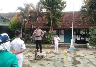 Sosialisasi Berbagai Aturan, Kanit Binmas Polsek Semanu Menjadi Pembina Upacara di MTsN 3 Gunungkidul