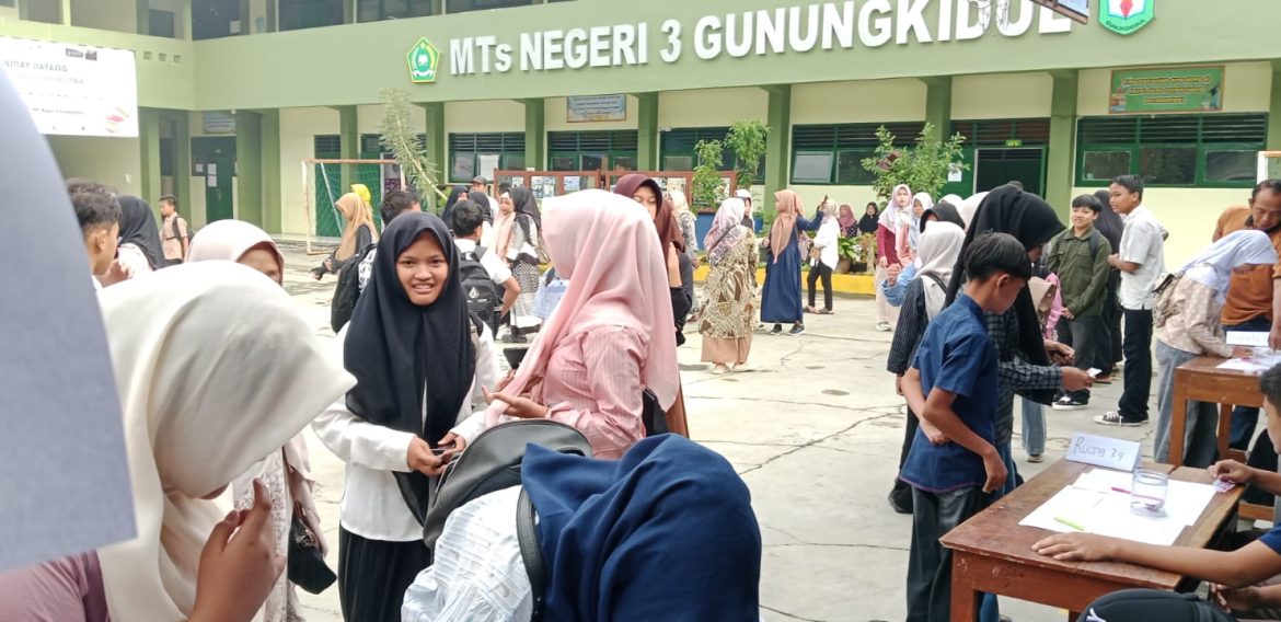 Kemeriahan Try Out TKA MTsN 3 Gunungkidul: 196 Wajah Penuh Semangat Padati Meja Registrasi