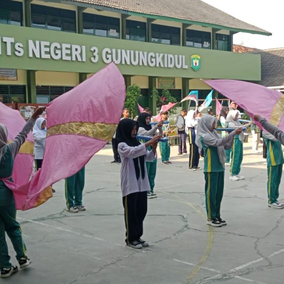 Harmoni di Bawah Langit Gunungkidul: Kedisiplinan Siswa MTsN 3 dalam Latihan Drumband