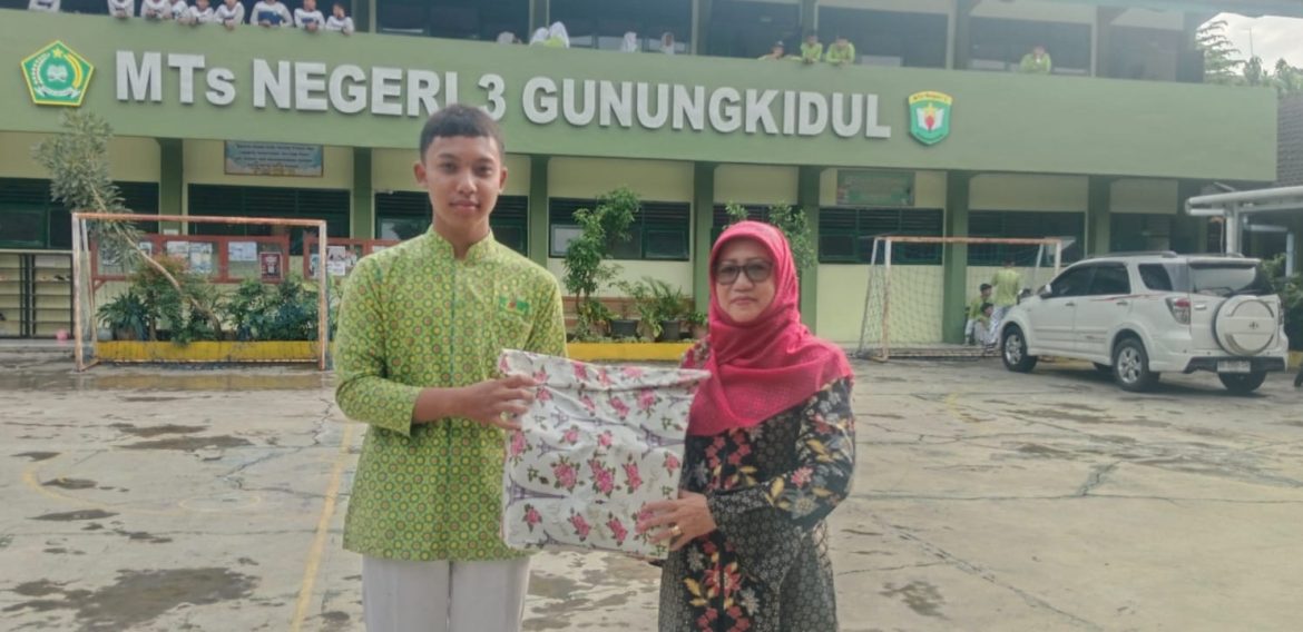 Momen Haru Penyerahan Kenang-Kenangan Siswa MTsN 3 Gunungkidul Untuk Guru Purna
