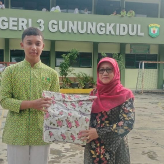 Momen Haru Penyerahan Kenang-Kenangan Siswa MTsN 3 Gunungkidul Untuk Guru Purna